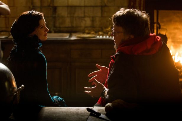 Crimson-Peak-17-Jessica-Chastain-and-director-Guillermo-del-Toro